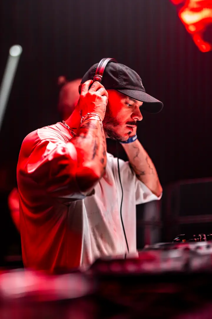 Close up shot of Nico Moreno DJing