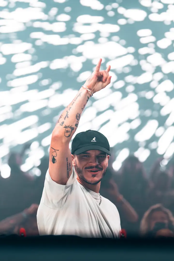 Industrial Techno crowd cheering for Nico Moreno