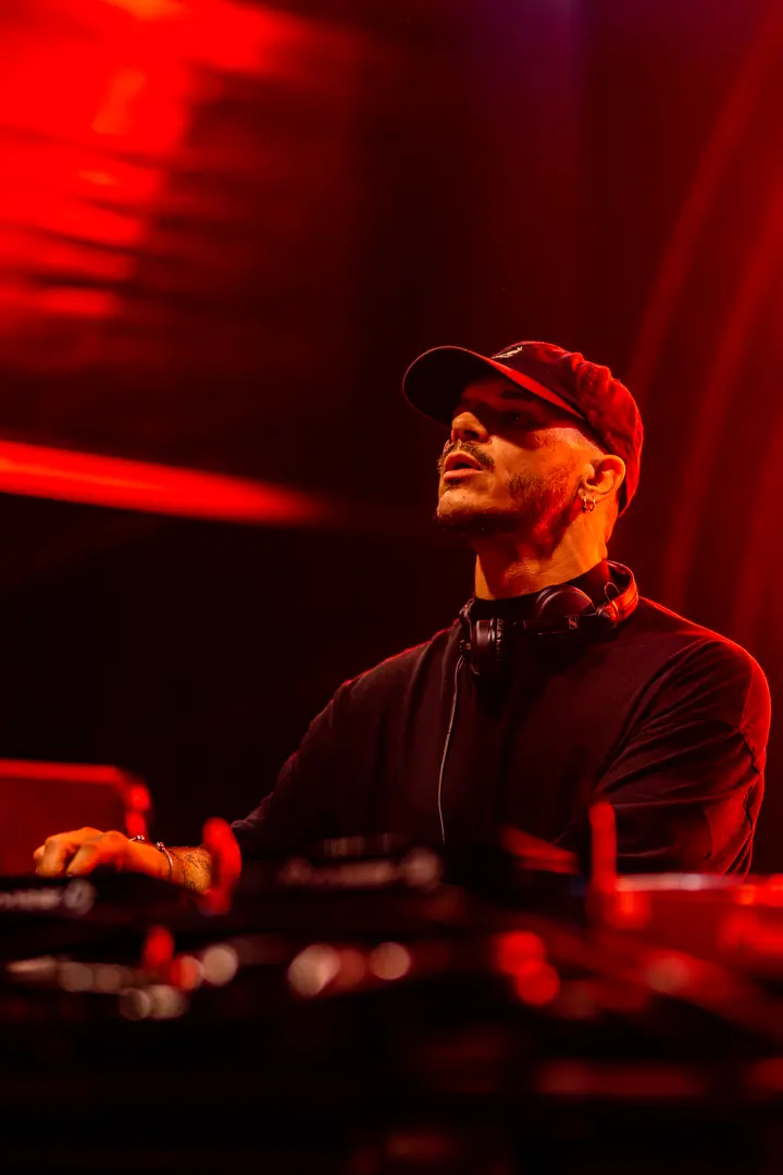 Nico Moreno side profile live concert photography